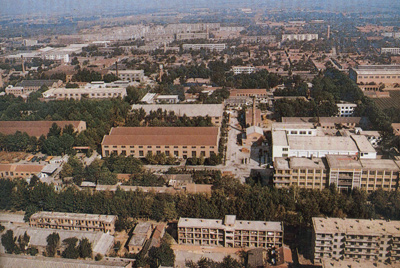 推土機(jī)總廠本部廠區(qū)。山東推土機(jī)總廠建立時(shí)，固定資產(chǎn)原值為2569萬元，占地面積為517538平方米，建筑面積為170861平方米。