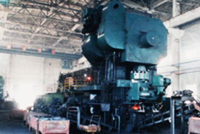 3月24日，世界第一臺(tái)德國奧姆卡4000噸熱模鍛生產(chǎn)線在山推總廠熱模鍛車間安裝調(diào)試。