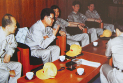 為了學(xué)習(xí)外國先進(jìn)技術(shù)和管理方法，前往引進(jìn)技術(shù)與設(shè)備的國家進(jìn)行實(shí)地考察。薛仲光廠長在日本。