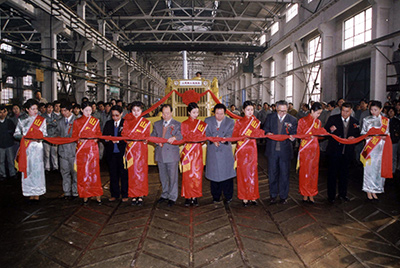 山推股份公司舉行山推牌TY220推土機(jī)5000臺(tái)下線慶典活動(dòng)。