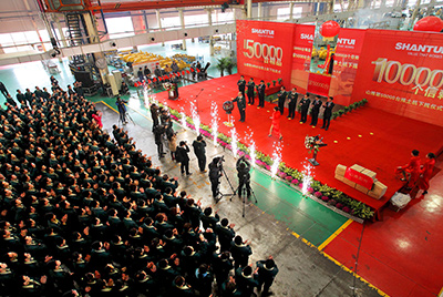 推土機(jī)事業(yè)部總裝工廠隆重舉行推土機(jī)第50000臺(tái)下線慶典儀式。這一激動(dòng)人心的歷史時(shí)刻標(biāo)志著50000臺(tái)不僅僅是一個(gè)數(shù)量的積累，更是山推管理水平、生產(chǎn)規(guī)模、制造技術(shù)、研發(fā)能力、銷售能力等綜合能力的體現(xiàn)，標(biāo)志著山推推土機(jī)產(chǎn)業(yè)整體實(shí)力進(jìn)一步增強(qiáng)，是從量變到質(zhì)變的飛躍。