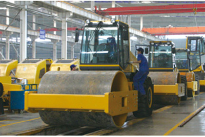 2002年2月，由履帶廠開發(fā)研制的YZ18液壓振動(dòng)壓路機(jī)，順利下線。