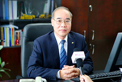 張秀文董事長在接受中國山東網(wǎng)專題采訪時(shí)，就公司踐行“厚道魯商”倡樹行動(dòng)進(jìn)行回答，介紹了山推把“仁義、誠信、厚道”的文化精髓融入到生產(chǎn)經(jīng)營的全過程的典型做法和“誠敬做產(chǎn)品，誠信做企業(yè)”的經(jīng)營理念，在工程機(jī)械行業(yè)樹立起了“厚德堅(jiān)韌”的山東國企形象