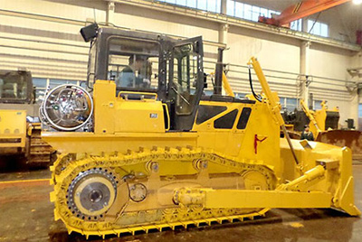 世界上第一臺(tái)燃?xì)庑吐膸酵仆翙C(jī)——SD20-5（LNG）在研究總院新產(chǎn)品試制中心下線。SD20-5（LNG）履帶式推土機(jī)是公司順應(yīng)行業(yè)發(fā)展趨勢開發(fā)的一款節(jié)能、環(huán)保產(chǎn)品，整機(jī)采用天然氣專用發(fā)動(dòng)機(jī)，燃燒后無積炭，滿足stageIIIA排放，壽命更長，維修頻率更低。