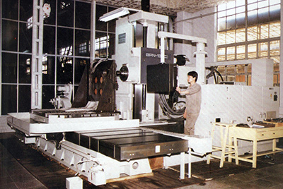 BPN-13B(R4)數(shù)控臥式加工中心。廠房擴(kuò)建加大，設(shè)備填平補(bǔ)齊，增加精、大、稀設(shè)備，新上生產(chǎn)線，提高企業(yè)裝備素質(zhì)，使山推廠成為名副其實(shí)的大馬力推土機(jī)生產(chǎn)廠。