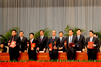 會(huì)上對(duì)獲得“省長質(zhì)量獎(jiǎng)”的企業(yè)和個(gè)人進(jìn)行了表彰，山推股份位居榜首，公司董事長張秀文從省長姜大明手中接過了代表山東質(zhì)量管理最高榮譽(yù)的“金拇指”獎(jiǎng)杯。