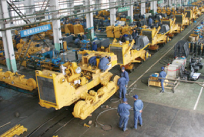 山推牌TY320C推土機(jī)在裝配分廠試驗(yàn)車間順利下線，標(biāo)志著“山推”系列推土機(jī)在技術(shù)性能和結(jié)構(gòu)造型水平上又上了一個(gè)新的臺(tái)階。