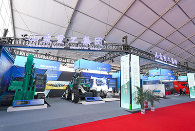 2023跨國公司與中國主題展在青島國際會(huì)議中心海上大壩舉辦， 山推股份攜EE225電挖、SRD13-C6U無人駕駛壓路機(jī)和純電裝載機(jī)隨團(tuán)參展。