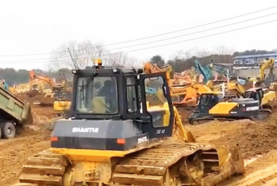 1月23日夜間，山推設(shè)備開足馬力，與時(shí)間賽跑，全速開啟“武漢版小湯山”醫(yī)院的建設(shè)。